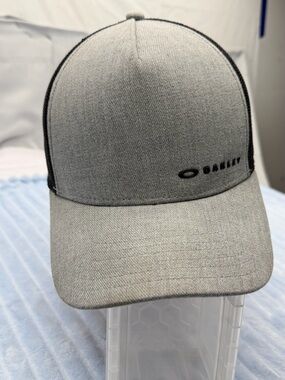 Oakley Men’s Light Gray Baseball Cap with Black Logo